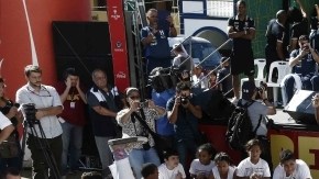 Bailarines de Capoeira dan una exhibición ante los jugadores de Honduras.