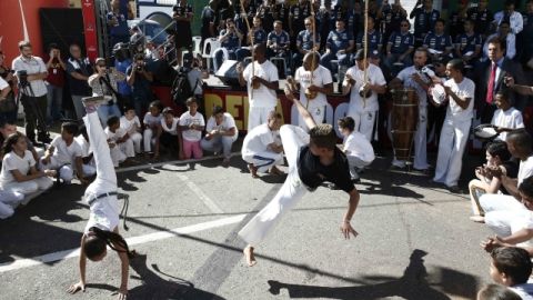 Bailarines de Capoeira dan una exhibición ante los jugadores de Honduras.