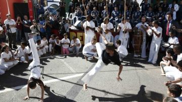 Bailarines de Capoeira dan una exhibición ante los jugadores de Honduras.
