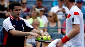 Mark Menéndez entrega pelotas al británico Andy Murray.