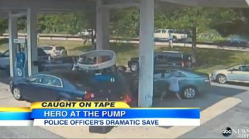 Videos de la escena muestran al oficial cuando saca al hombre del coche y lo arrastra al exterior.