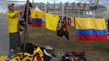 Comerciantes aprovechan para vender camisetas y otros objetos alusivos a Colombia.