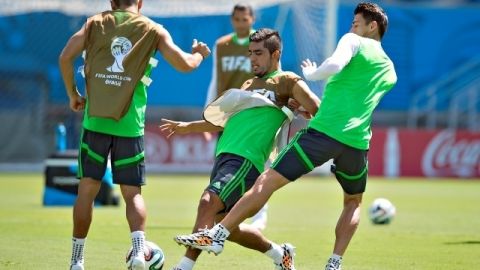 Miguel Ponce (centro) y Héctor Moreno (der.), en la práctica de ayer de México.