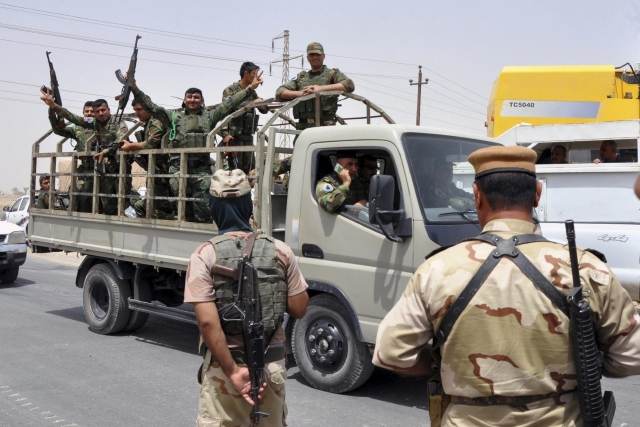 Las tropas kurdas ("peshmergas") vigilan la ciudad petrolera de Kirkuk, al norte de Irak./