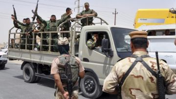 Las tropas kurdas ("peshmergas") vigilan la ciudad petrolera de Kirkuk, al norte de Irak./