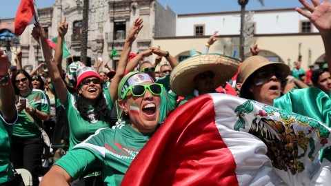Mexicanos celebran el  final del partido  entre Mexico y Camerún,  en Lynwood.