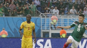 Oribe Peralta  (centro) supera al portero de Camerún para anotar el gol del triunfo en la Das Dunas, en Natal.