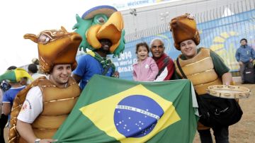 TOL070 SAO PAULO (BRASIL), 11/06/2014.- Aficionados brasileños posan frente al estadio Arena Corinthians en Sao Paulo, Brasil, hoy, miércoles 11 de junio de 2014. El Mundial de fútbol de Brasil 2014 se celebra del 12 de junio al 13 de julio. EFE/Tolga Bozoglu