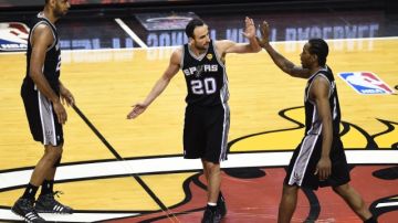 Los Spurs apabullaron al Heat en Miami para quedar a un triunfo de ganar otro título.