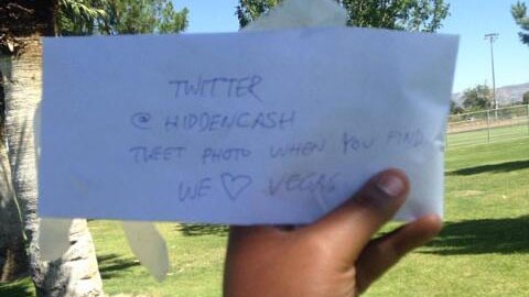 Ayer, ciudadanos en Las Vegas encontraron el dinero escondido por Jason Buzi.