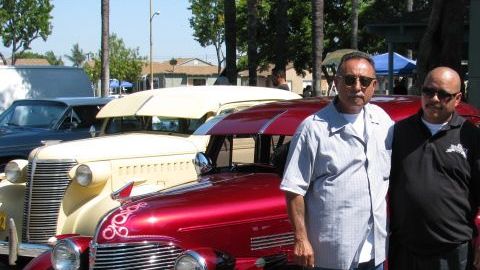 César Virgen, entre Óscar Ruelas y Eddie  Soler, dos pioneros de la tradición 'lowrider' en EEUU.