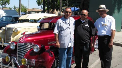 César Virgen, entre Óscar Ruelas y Eddie Soler, dos pioneros de la tradición 'lowrider' en EEUU.
