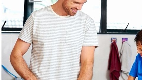 Millones de hombres han asumido las tareas del hogar y el cuidado de los hijos.