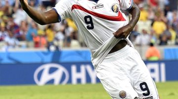 Joel Campbell festeja el gol con el que Costa Rica comenzó a tejer su gran triunfo sobre Uruguay.