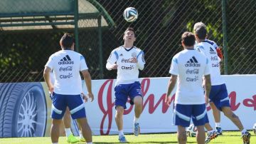 Lionel Messi muestra  su habilidad con el balón durante una sesión de calentamiento en la sede de Cidade do Galo, en  Vespasiano, Brasil.