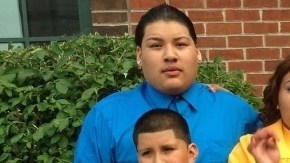 Tras la deportación de su esposa, hace seis años,  Miguel Martínez se ha dado a la tarea de ser madre y padre para sus críos que oscilan entre los siete y 20 años de edad.