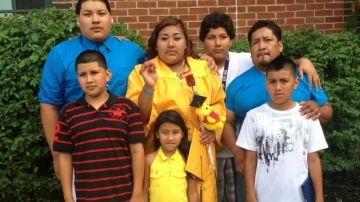 Tras la deportación de su esposa, hace seis años,  Miguel Martínez se ha dado a la tarea de ser madre y padre para sus críos que oscilan entre los siete y 20 años de edad.