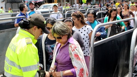 Los colombianos acuden a las urnas