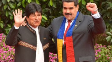 El presidente boliviano, Evo Morales, junto a su homólogo venezolano, Nicolás Maduro, en la clausura de la Cumbre G77 realizada en Santa Cruz.