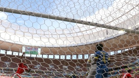 Los suizos corren a celebrar el agónico gol de  Haris Seferovic con que derrotaron a Ecuador por 2-1.