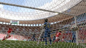 Los suizos corren a celebrar el agónico gol de  Haris Seferovic con que derrotaron a Ecuador por 2-1.
