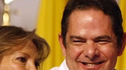 El mandatario recibe un abrazo de su compañero de fórmula, Germán Vargas.