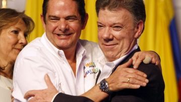 El mandatario recibe un abrazo de su compañero de fórmula, Germán Vargas.