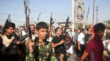 Chiítas iraquíes armados participan en una manifestación en el distrito Shuala de Bagdad