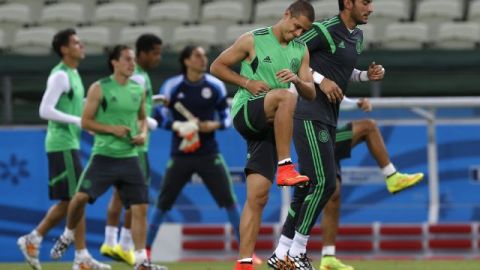 Los jugadores de la selección de México José Corona (derecha) y Javier "Chicharito" Hernández (izquierda).