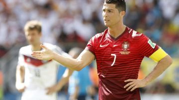Cristiano Ronaldo se quejó ayer constantemente ante el árbitro serbio Mirolad Mazic.