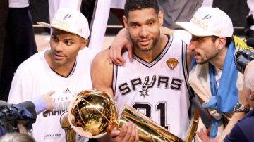 Tim Duncan (centro), Tony Parker (izq.) y Manu Ginóbili con el trofeo de campeones de la NBA.