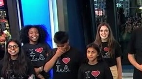 De Blasio cantó desde los estudios de ABC en Times Square junto a diez niños del coro de la organización The 52nd Street Project.