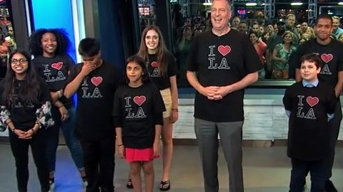 De Blasio cantó desde los estudios de ABC en Times Square junto a diez niños del coro de la organización The 52nd Street Project.