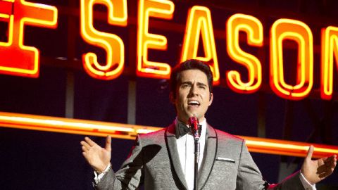 John Lloyd Young es Frankie Valli en la cinta que se estrena el viernes.