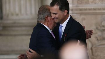 El Rey Juan Carlos abraza al Príncipe de Asturias, Felipe de Borbón.