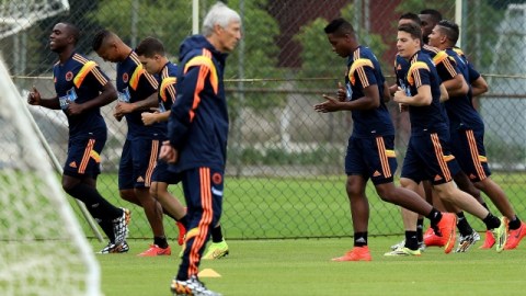 El técnico José Pékerman (c) supervisa un entrenamiento de la selección de Colombia, de muy buena presentación en su debut mundialista ante Grecia.