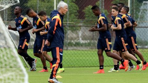 El técnico José Pékerman (c) supervisa un entrenamiento de la selección de Colombia, de muy buena presentación en su debut mundialista ante Grecia.