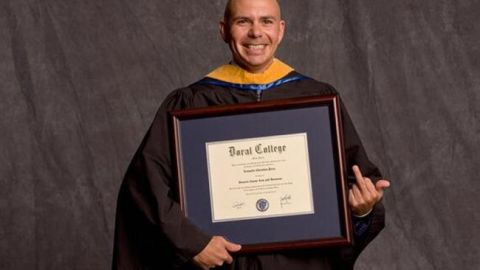 A Pitbull le dieron el título honorífico en el colegio Doral (Miami).