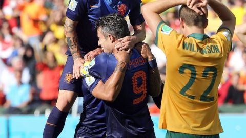 Los holandeses celebran el gol de la victoria.