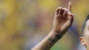 Didier Drogba  (11), el mítico delantero de Costa de Marfil,  maniobra frente a la marcación de Abel Aguilar de la selección Colombia en un trámite del partido de ayer.