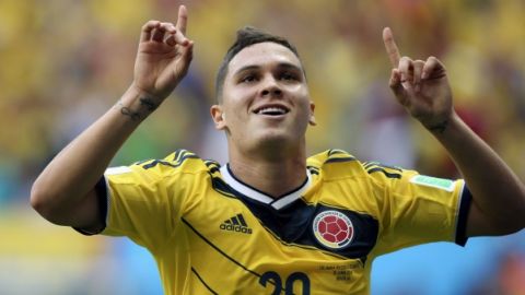 Didier Drogba (11), el mítico delantero de Costa de Marfil, maniobra frente a la marcación de Abel Aguilar de la selección Colombia en un trámite del partido de ayer.