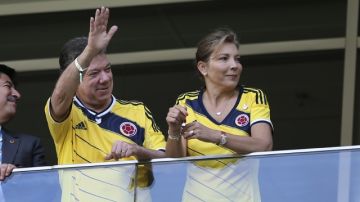 El presidente  Juan Manuel Santos (izq.), y su  esposa María Clemencia Rodríguez, durante el partido  disputado ayer en el Estadio Nacional de Brasilia.
