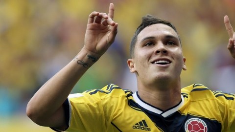 Didier Drogba  (11), el mítico delantero de Costa de Marfil,  maniobra frente a la marcación de Abel Aguilar de la selección Colombia en un trámite del partido de ayer.