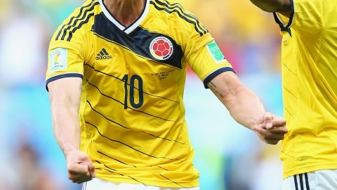 James Rodríguez (izq.) festeja con Juan Guillermo Cuadrado luego de marcar el primer tanto de Colombia en la victoria por 2-1 sobre Costa de Marfil.