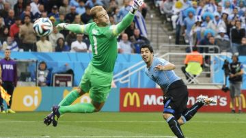 Luis Suárez  supera, con remate de cabeza, al portero inglés Joe Hart, para el primer gol de Uruguay.