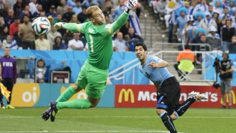 Luis Suárez supera, con remate de cabeza, al portero inglés Joe Hart, para el primer gol de Uruguay.