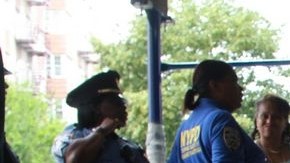 En la acera de la escuela, en la calle 179 y la Avenida Morris en El Bronx, aún se observan las manchas de sangre.