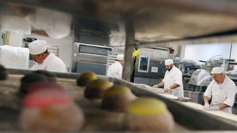 Trabajadores latinos en una cocina en uno de los restaurantes en Disneylandia.