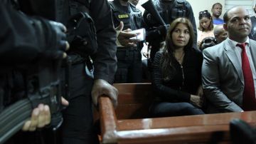 Sobeida Félix Morel, acompañada de su abogado Félix Portes, en el tribunal de San Cristóbal.