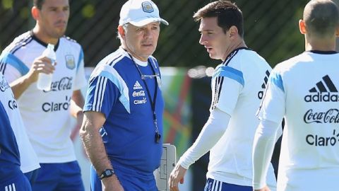 Alejandro Sabella (centro) junto a Maxi Rodríguez y Leo Messi, durante un entrenamiento de la seleccion argentina.